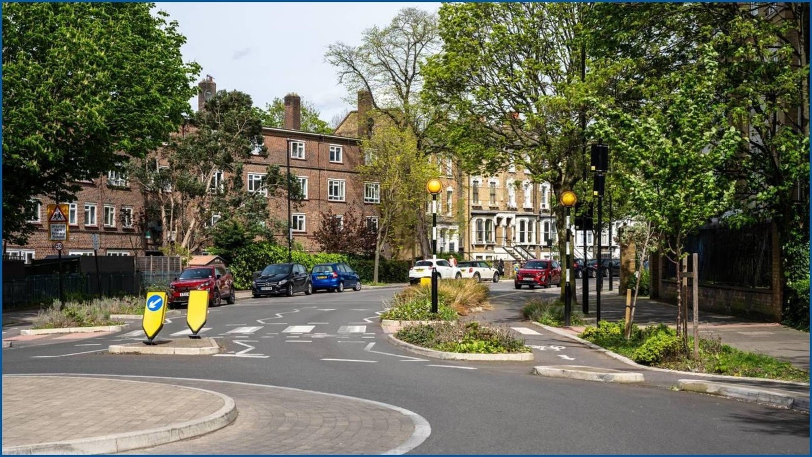 Scenic street view along Fulham Road with residential buildings